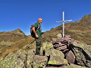 20  Ismaele alla croce di vetta del Monte delle galline (2131 m) con vista in Cima di Mezzeno